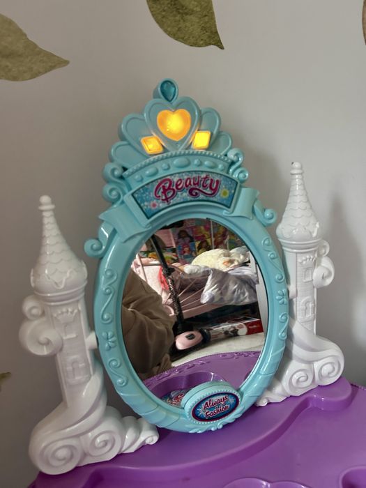 Piekna toalerka dla dziewczynki