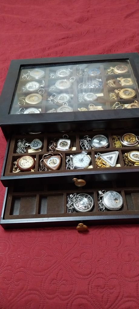 Coleção de relógios de bolso novos todos a corda, em expositor de made