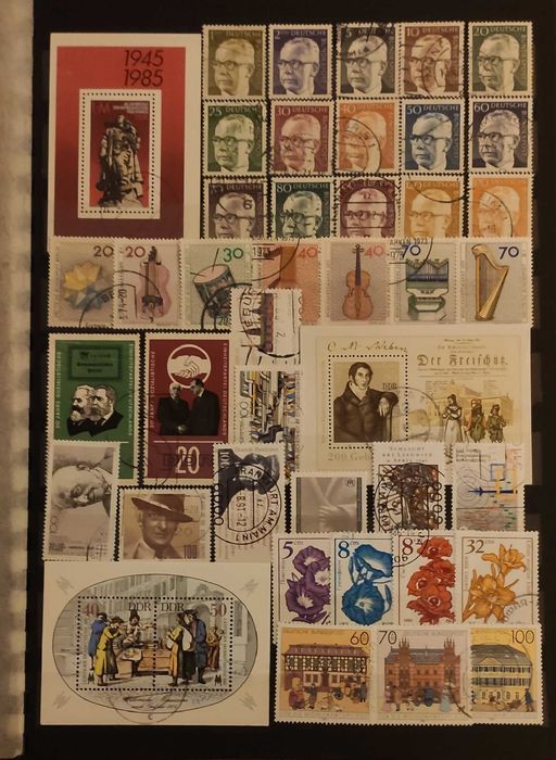 Klaser pełen znaczków 22 plus gratis