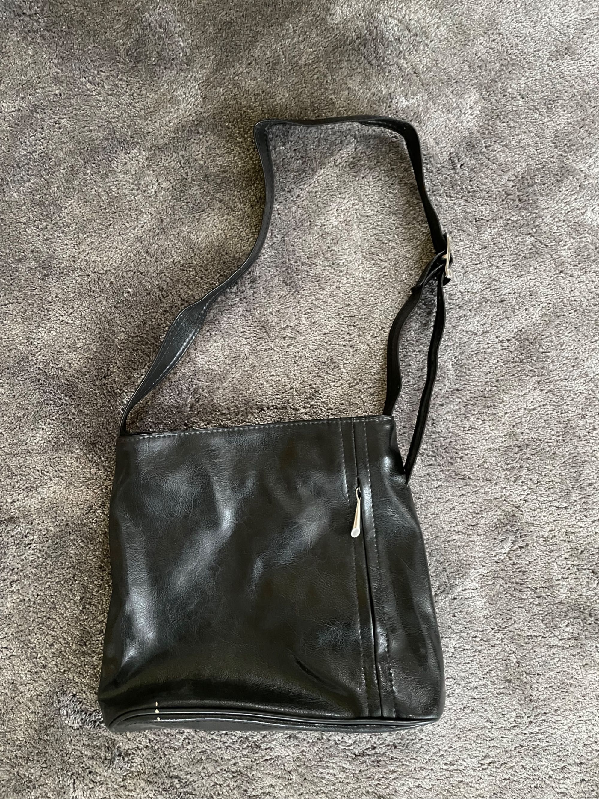 torba torebka saszetka blyszczaca czarna na ramie stylowa