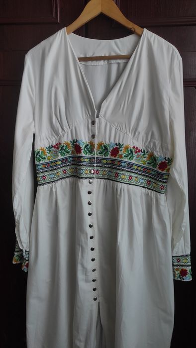 Вишиванка молочного кольору довга