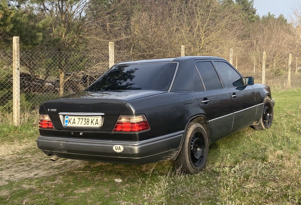 Продам лайнер. Mercedes W124 2.0 мех.