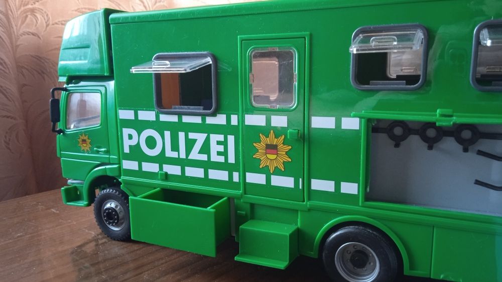 Дома на колесах и автомобили марки Мерседес.