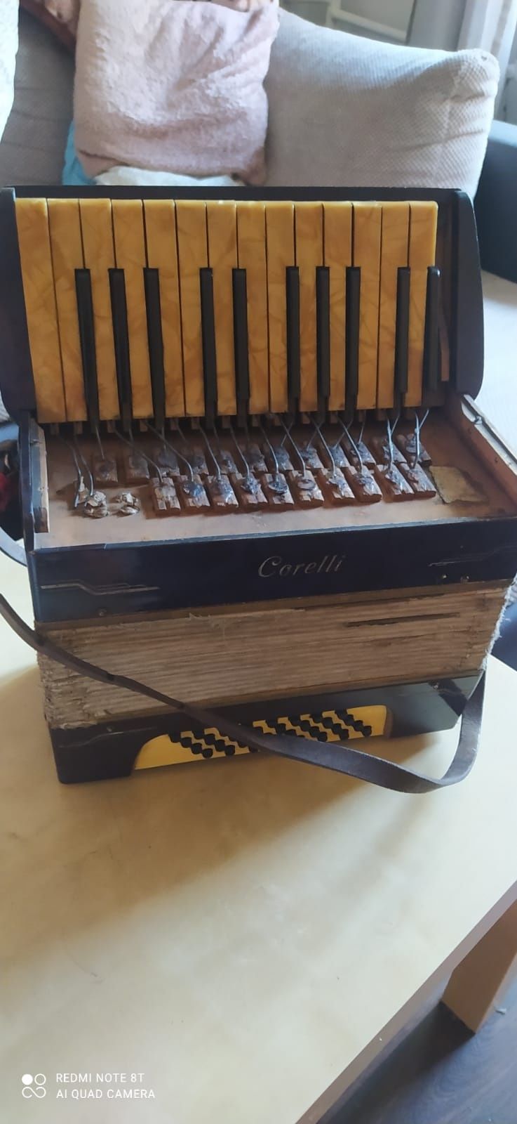 Zabytkowy akordeon Corelli