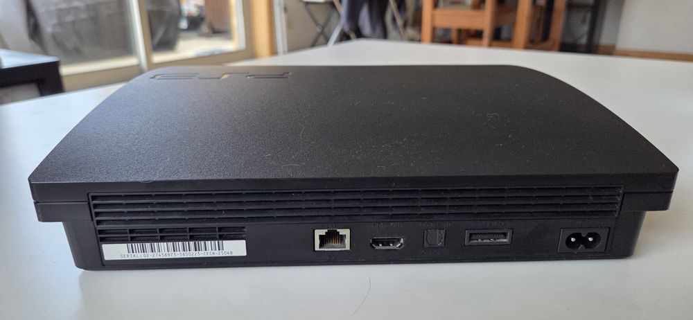 PS3 com drive de DVD + cmd Sony DualShock e DualShock univ. + 6 jogos