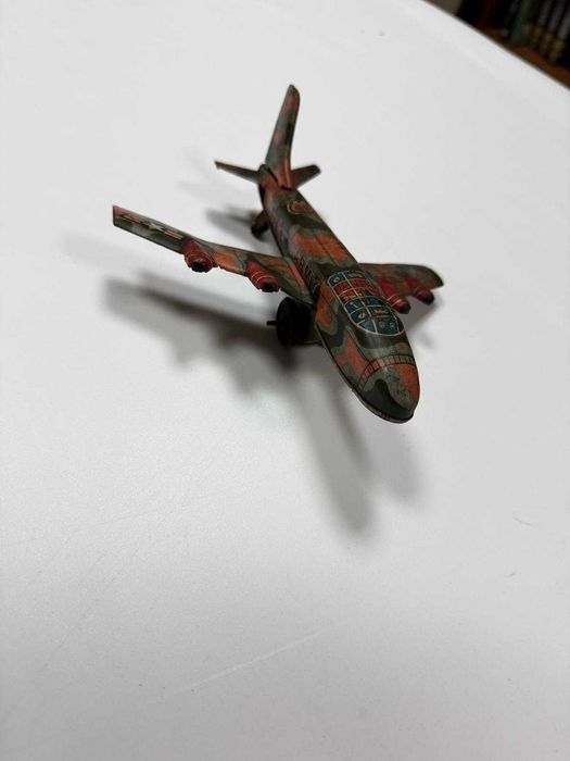 Avião Militar Vintage em Lata Litografada – Décadas de 1950/60