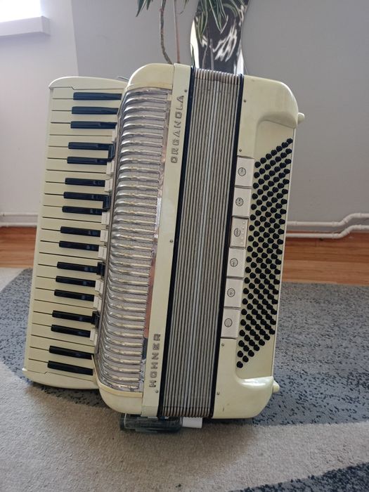Akordeon 140 basów marki Hohner model Organola.