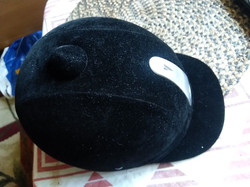 Kask jeździecki.