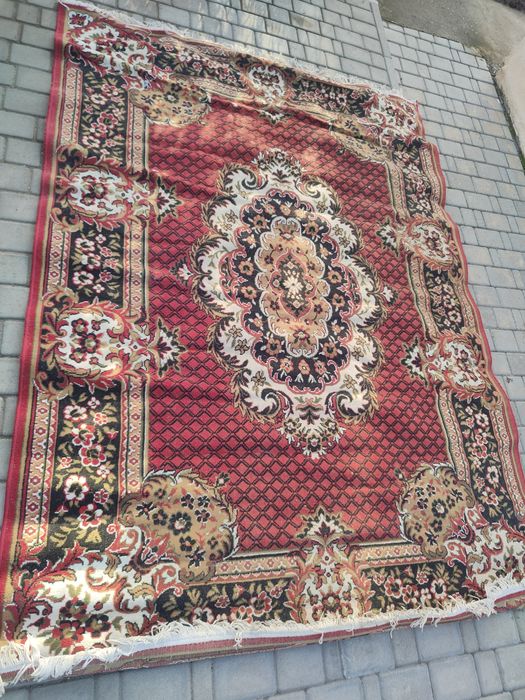 Віддам 2 ковра, розмір першого на фото 250*180, другого 195*135