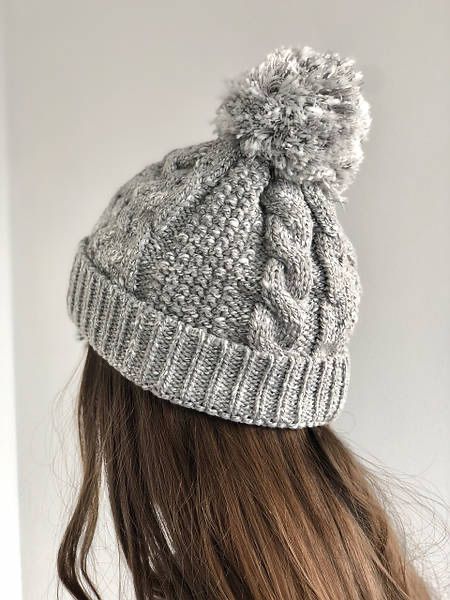 Вʼязана зимова жіноча шапка з помпоном сірого кольору