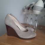 Buty na srebrnej koturnie Clarks