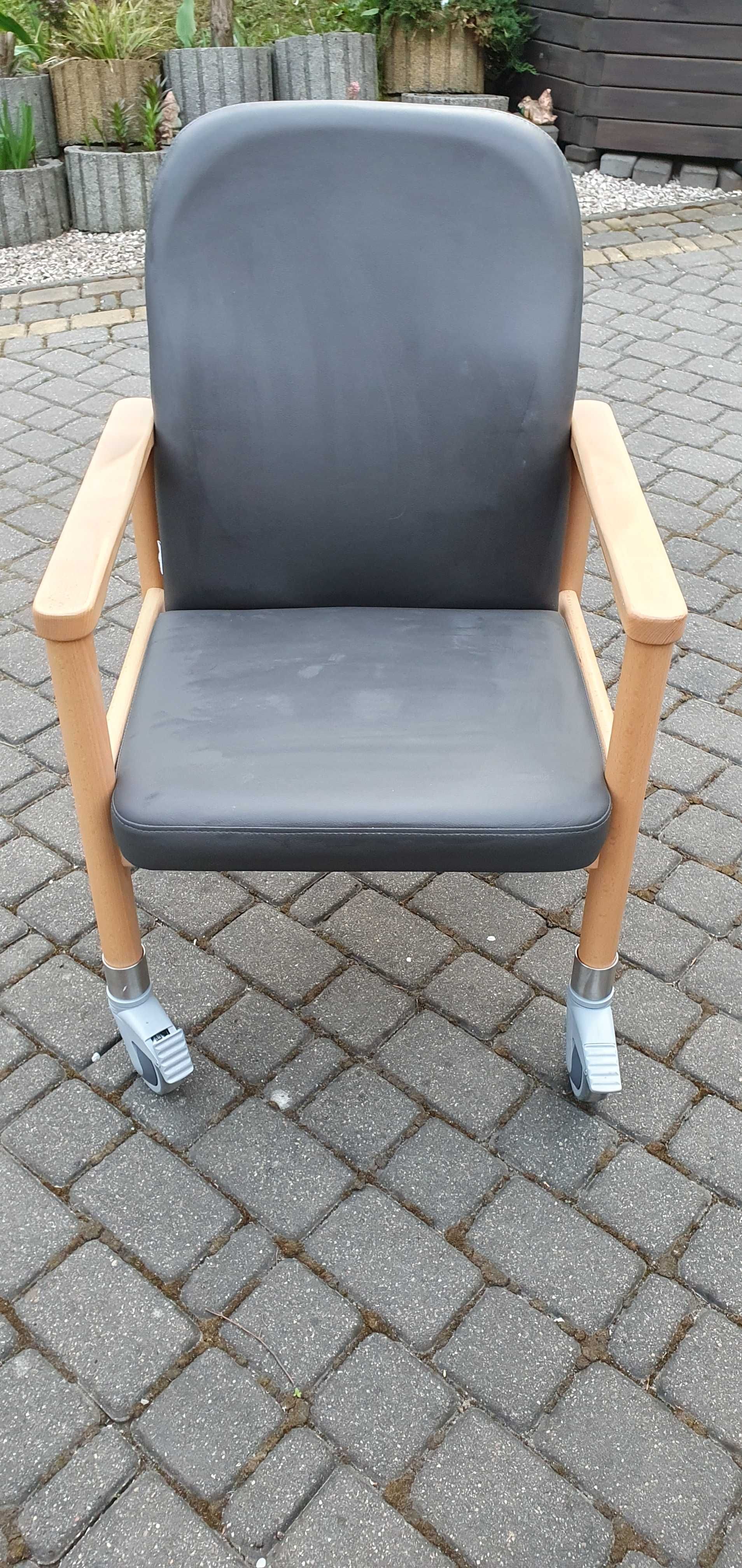 Fotel na kółkach dla niepełnosprawnych