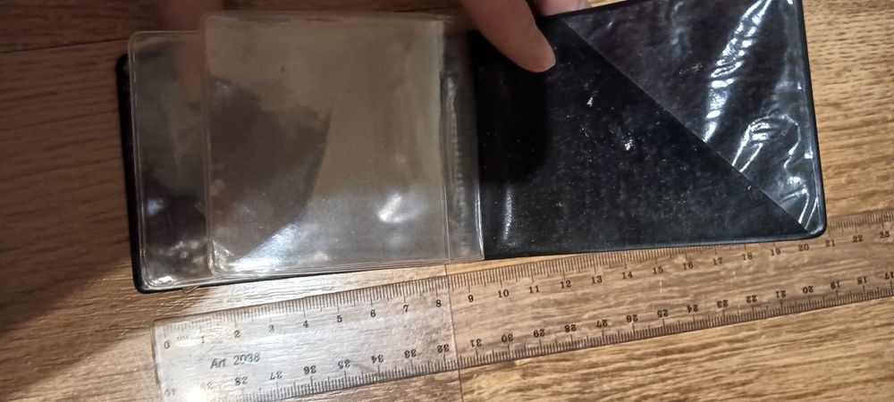 Czarne etui na dokumenty, dowód, prawo jazdy. Napis "prawo jazdy".