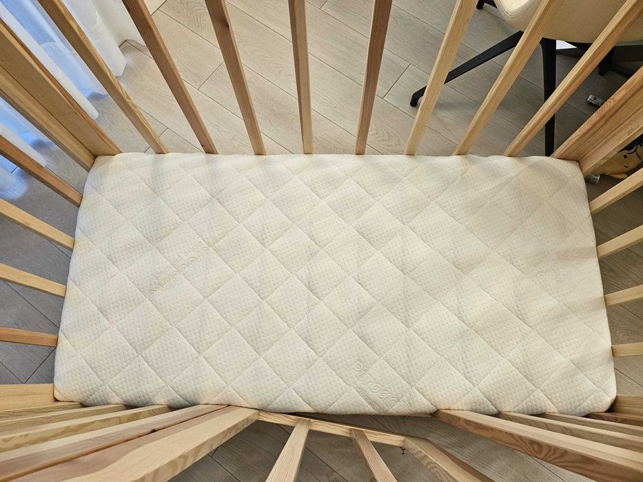 Łóżeczko 140 x 70 na kółkach z materacem