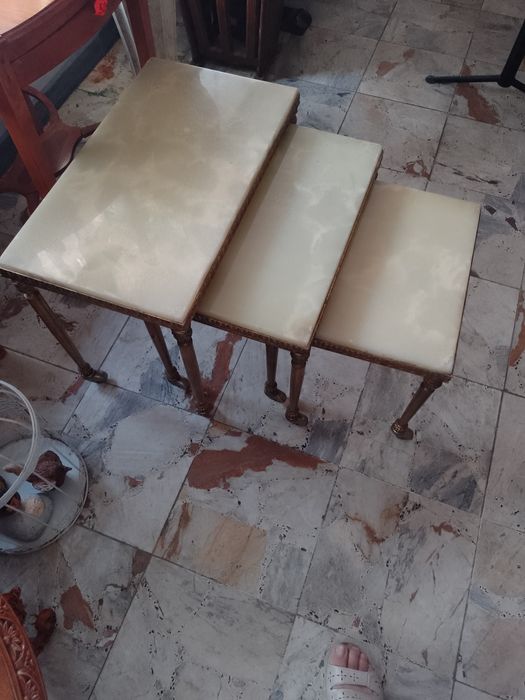 Stoliki marmurowo-mosiężne