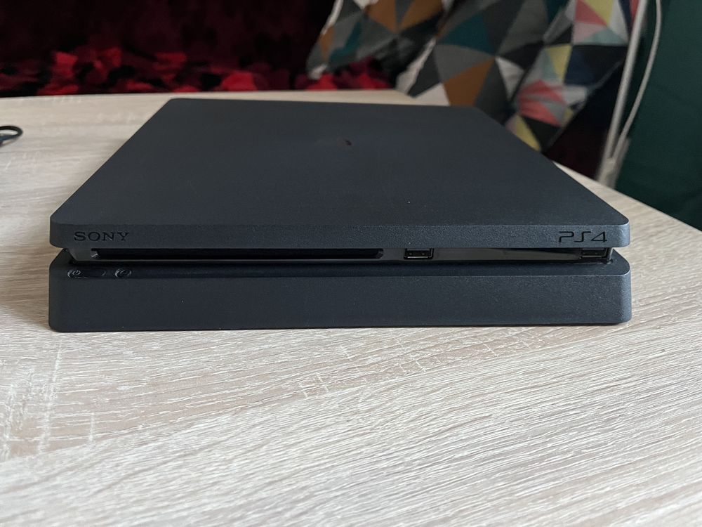 Konsola PlayStation 4 slim 1TB + 2 pady + zasilacz + ładowarka