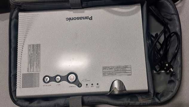 Videoprojector PANASONIC + Tela de projeção retrátil