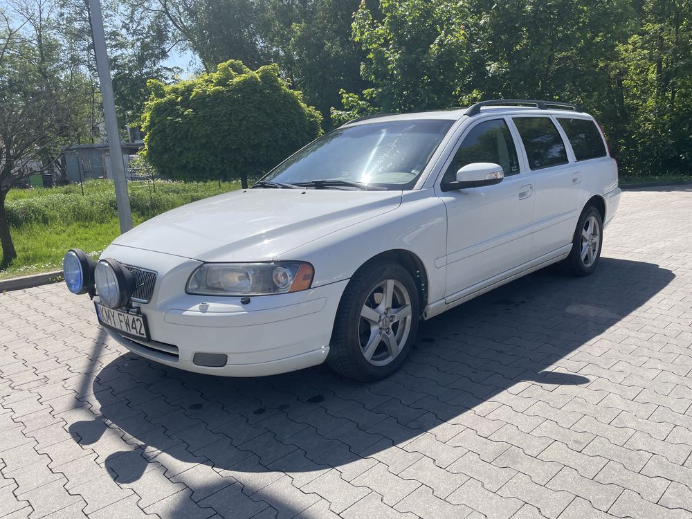 Volvo V70 2.4 2006 LPG Automat Biały Alu