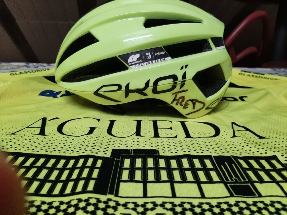 Capacete ciclismo Ekoï autografado por Frederico Figueiredo + T-shirt