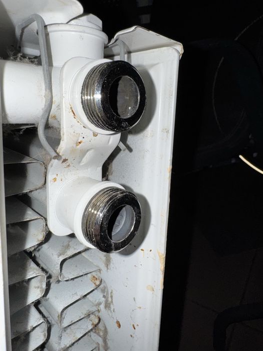 Grzejnik 600x500 mm z głowicą i szelkami.