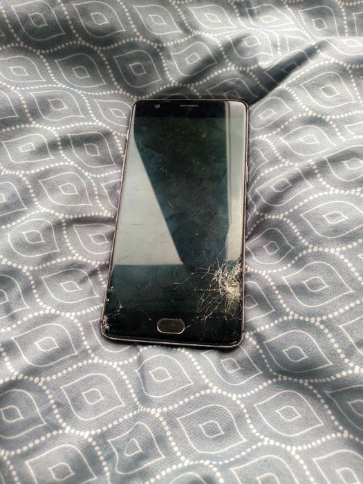 Смартфон Oneplus 3 6/64 Гб на запчасти или замену дисплейного модуля.