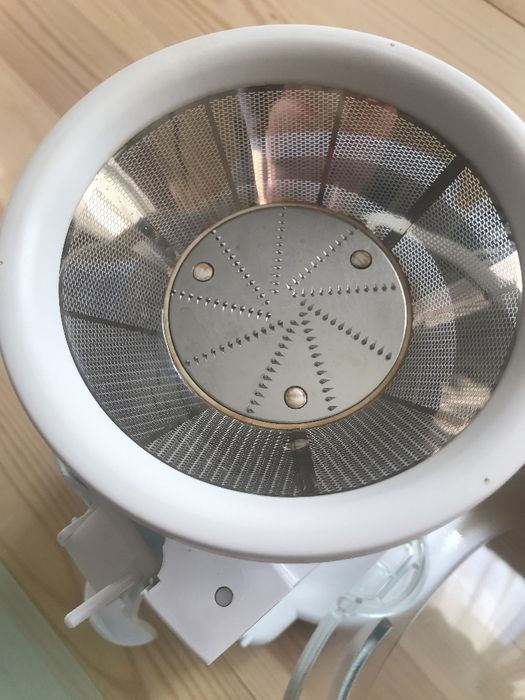 Соковижималка відцентрова центробіжна Philips HR1821