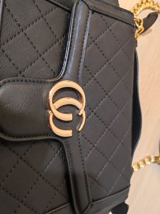 Torebka damska na łańcuszku.