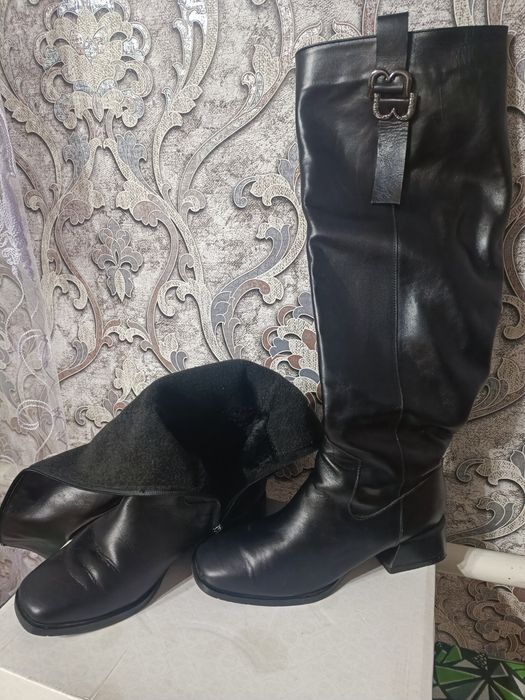 Продам чоботи жіночі, на низькому каблуцв