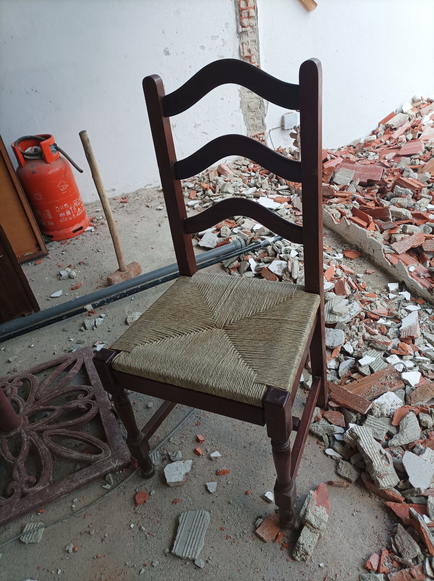 Mesa com tampo em mármore e seis cadeiras