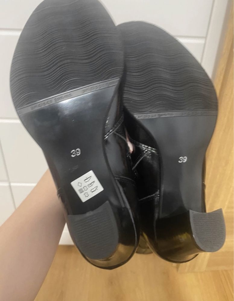 Nowe skiezane kozaki r.39