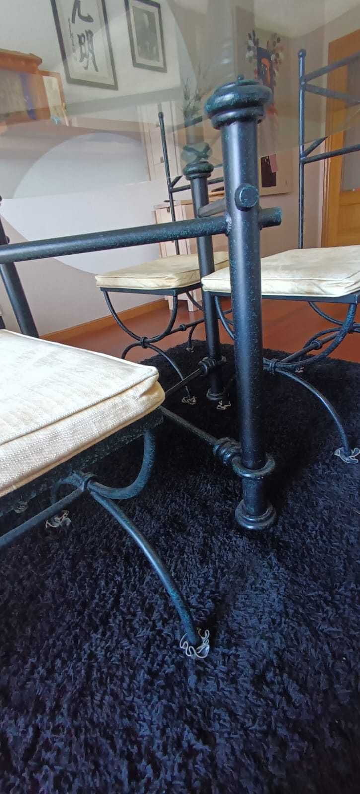 Conjunto Mesa Jantar com 4 Cadeiras em Ferro Fundido