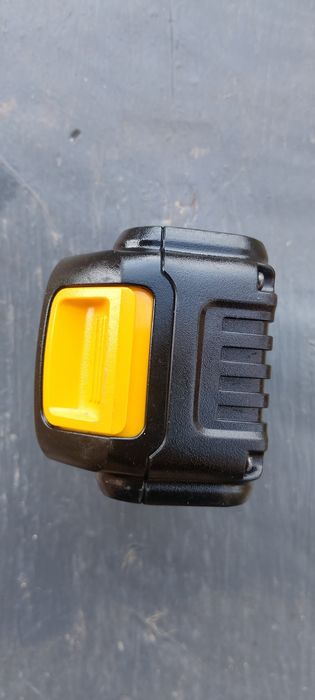 Продам акумулятор dewalt 4 ah