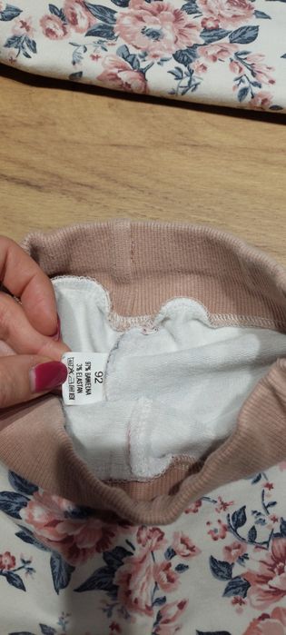 Komplet dresowy dla dziewczynki w kwiaty rozmiar 92
