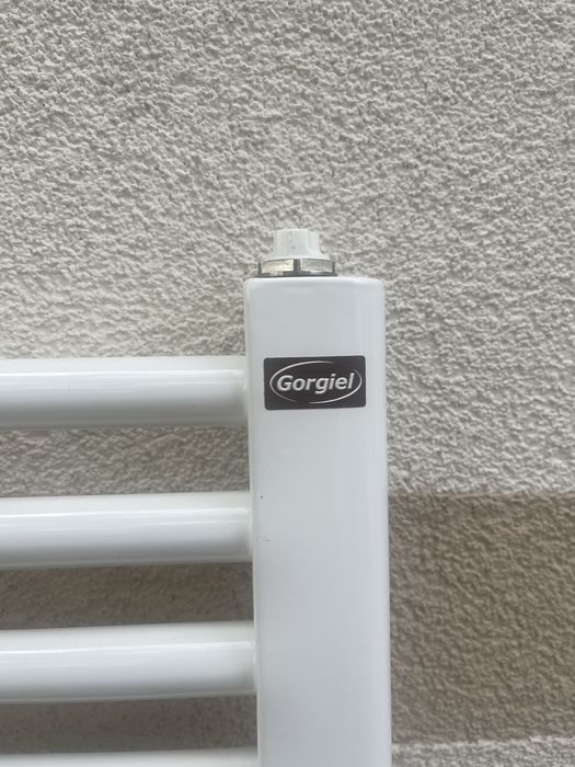 Grzejnik łazienkowy Gorgiel 150x50 biały połysk +Zawór termostatyczny