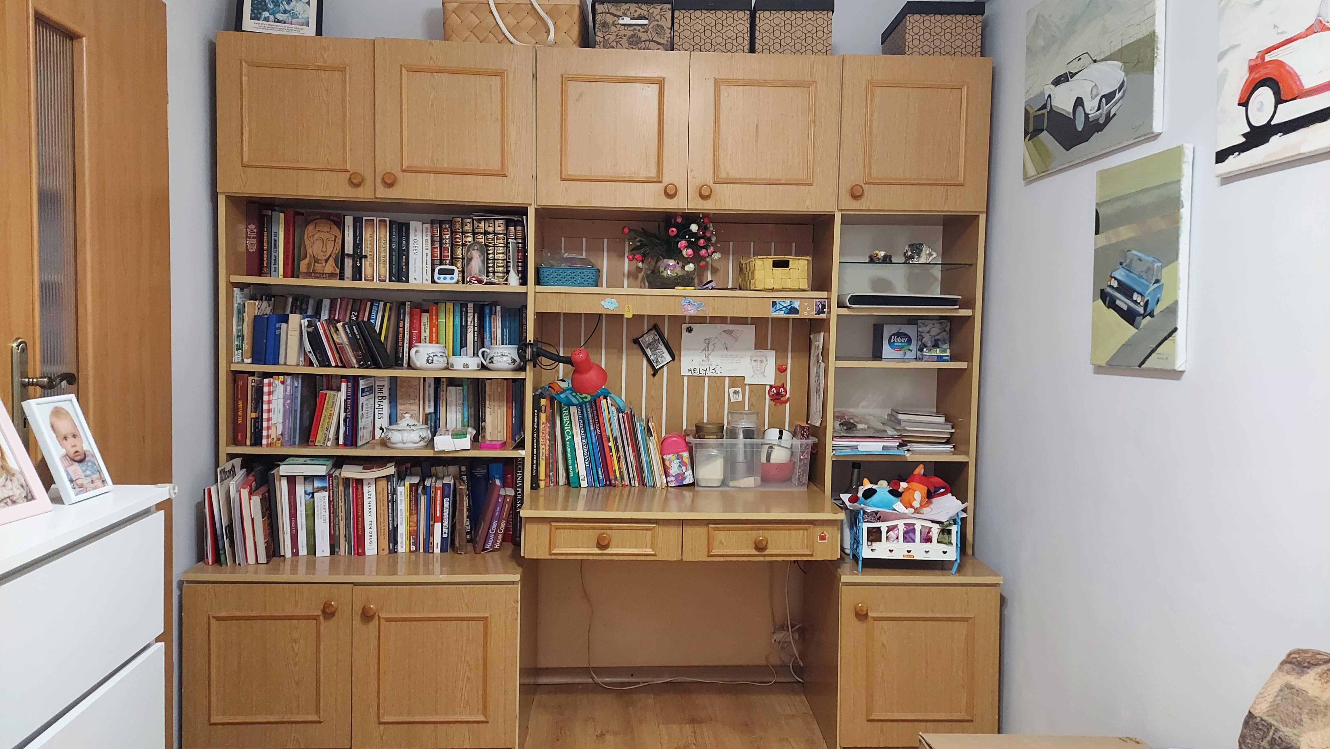 Segment młodzieżowy rodem z PRL-u, z biurkiem i biblioteczką.