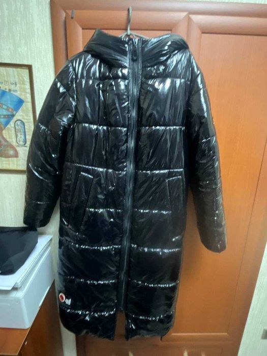 Жіночий лаковий пуховик