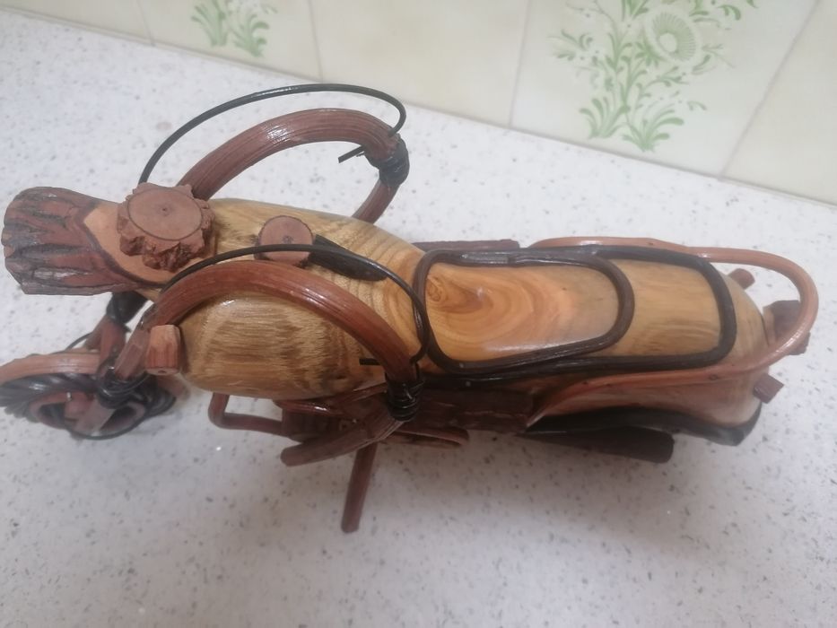 Mota artesanal, toda em madeira reciclável, para colecionar