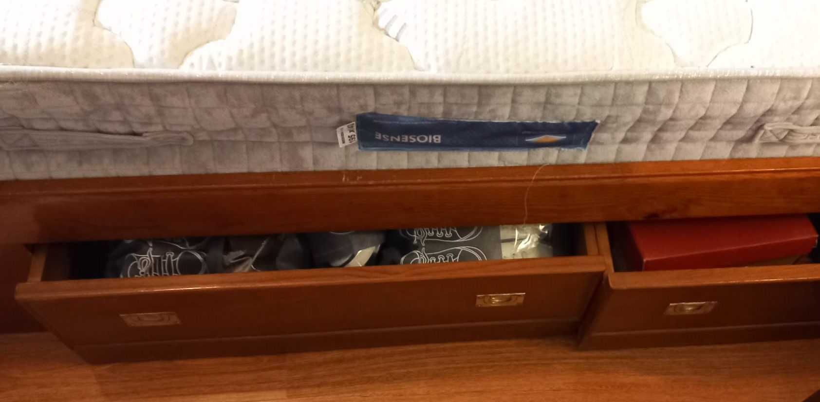 Cama Casal + colchão ortopédico+ 2 mesas com 3 gavetas cada