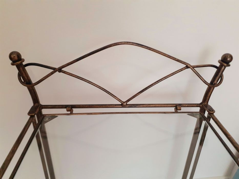 Mesa de cabeceira em ferro forjado e vidro