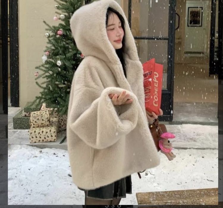 Шуба із штучного хутра з капюшоном