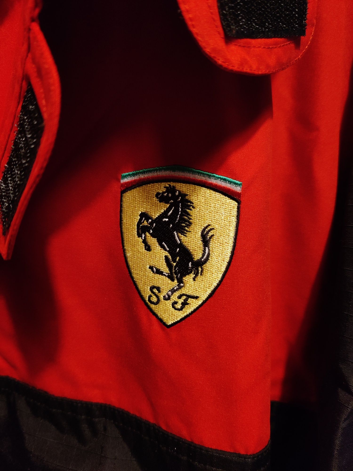 Corta vento Ferrari