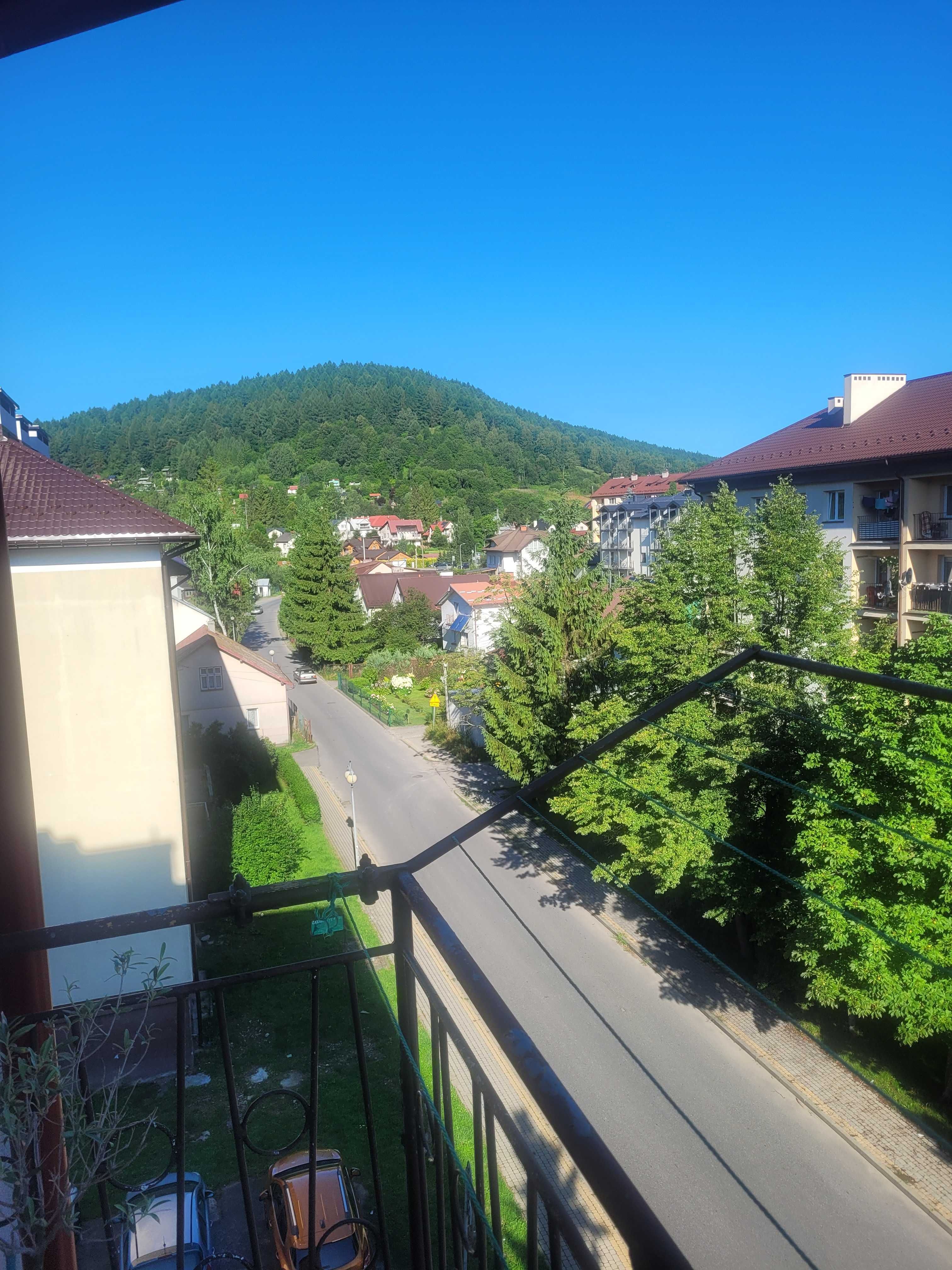 2 pokoje, balkon z widokiem na góry, centrum 39,2 m2.