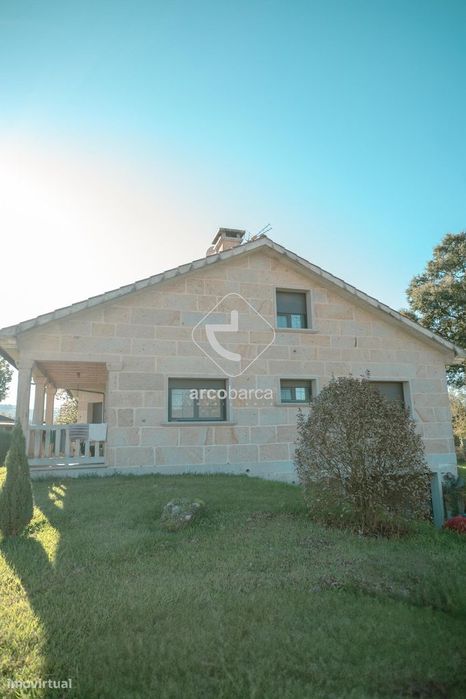 Moradia T3 com sótão adaptável a mais dois quartos, construção sólida,