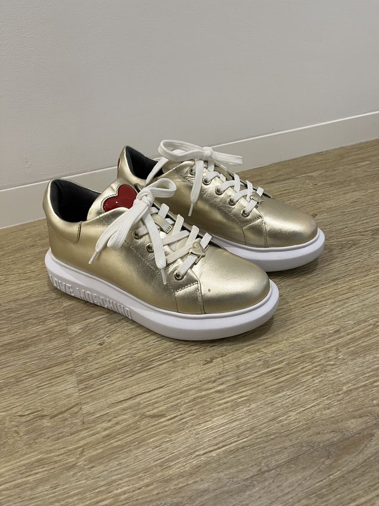 Sapatilhas Moschino como novas