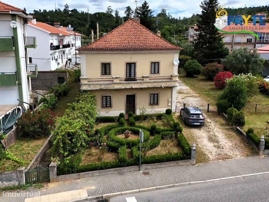 Moradia de Charme T7 para recuperar no centro da vila da Sertã!