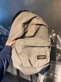 Mochila Eastpak cinzenta