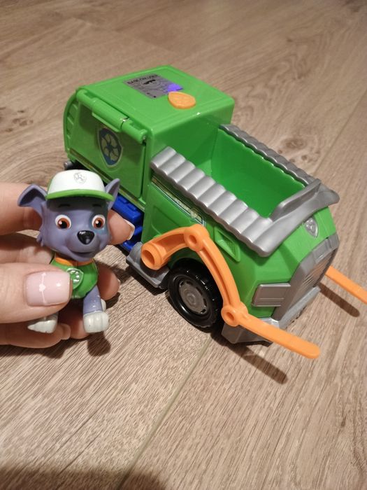 Piesek Rocky i autko psi patrol