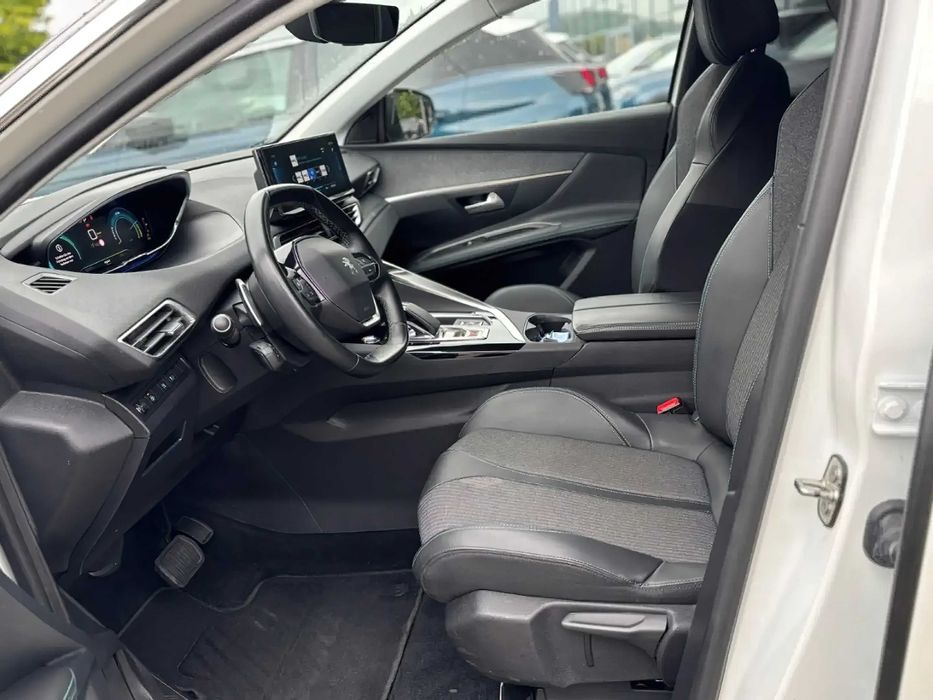 Peugeot 3008 Hybrid      2021