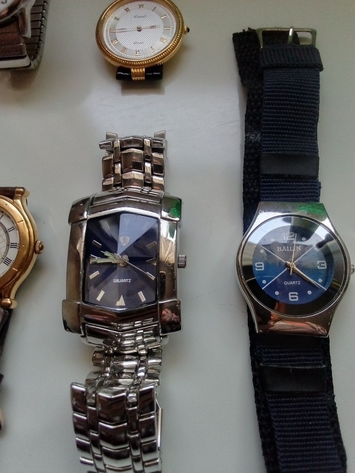 Varios relógios de marca nunca usados