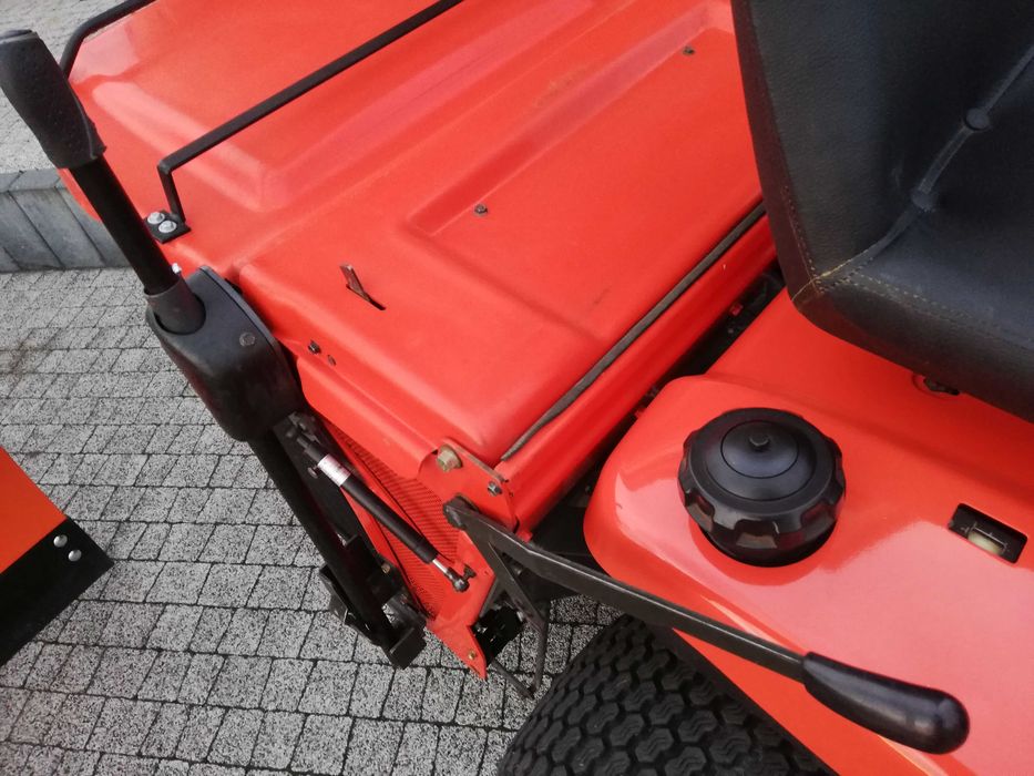 Profesjonalna kosiarka Kubota GR2100II 4x4 diesel z pługiem śnieżnym